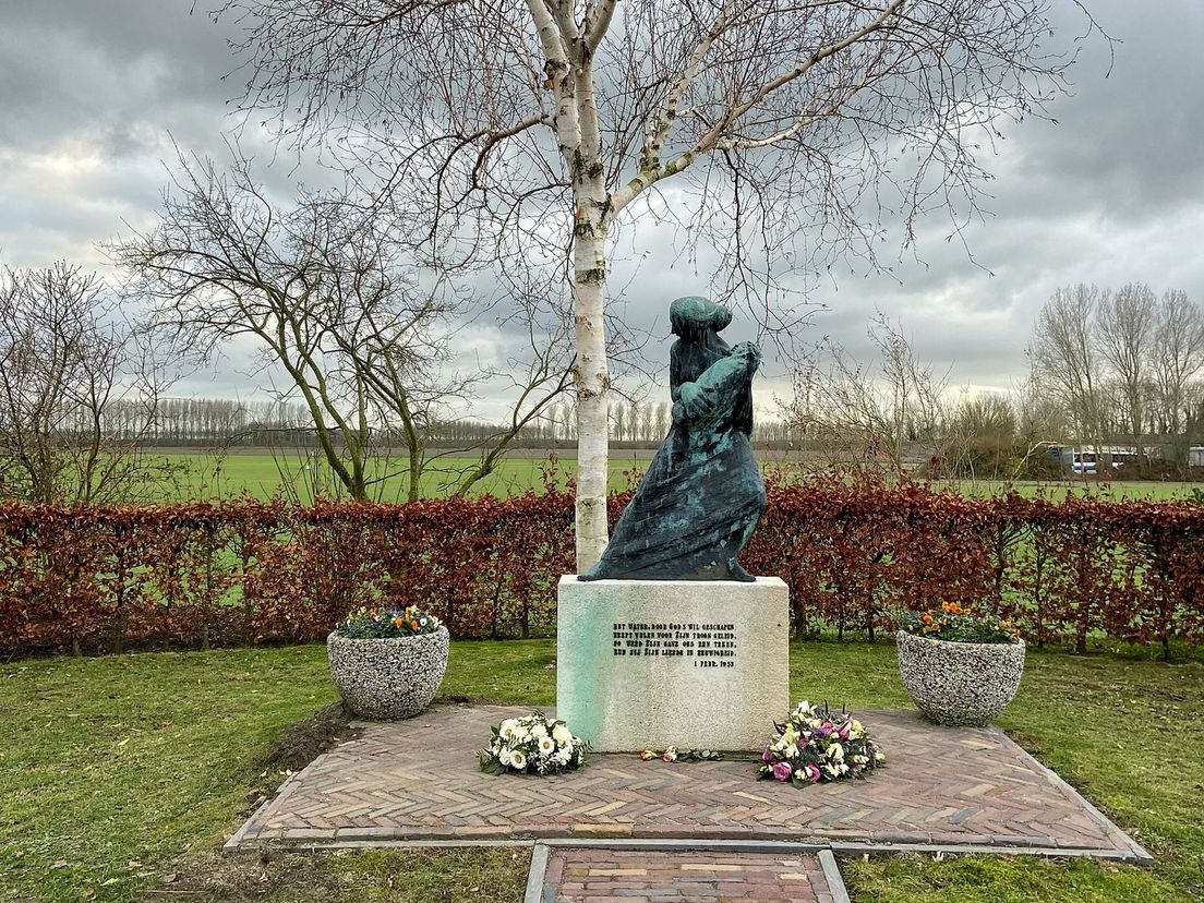 Het Watersnoodmonument op begraafplaats Watersnood in Oude-Tonge