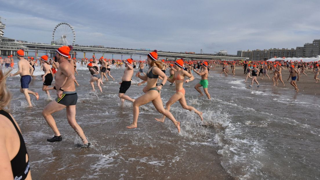 Duizenden mensen rennen de zee in