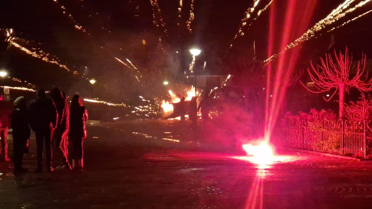 'Oorlogstaferelen' met oudjaar: 'Lachend en joelend schoten ze vuurwerk op de ME af'