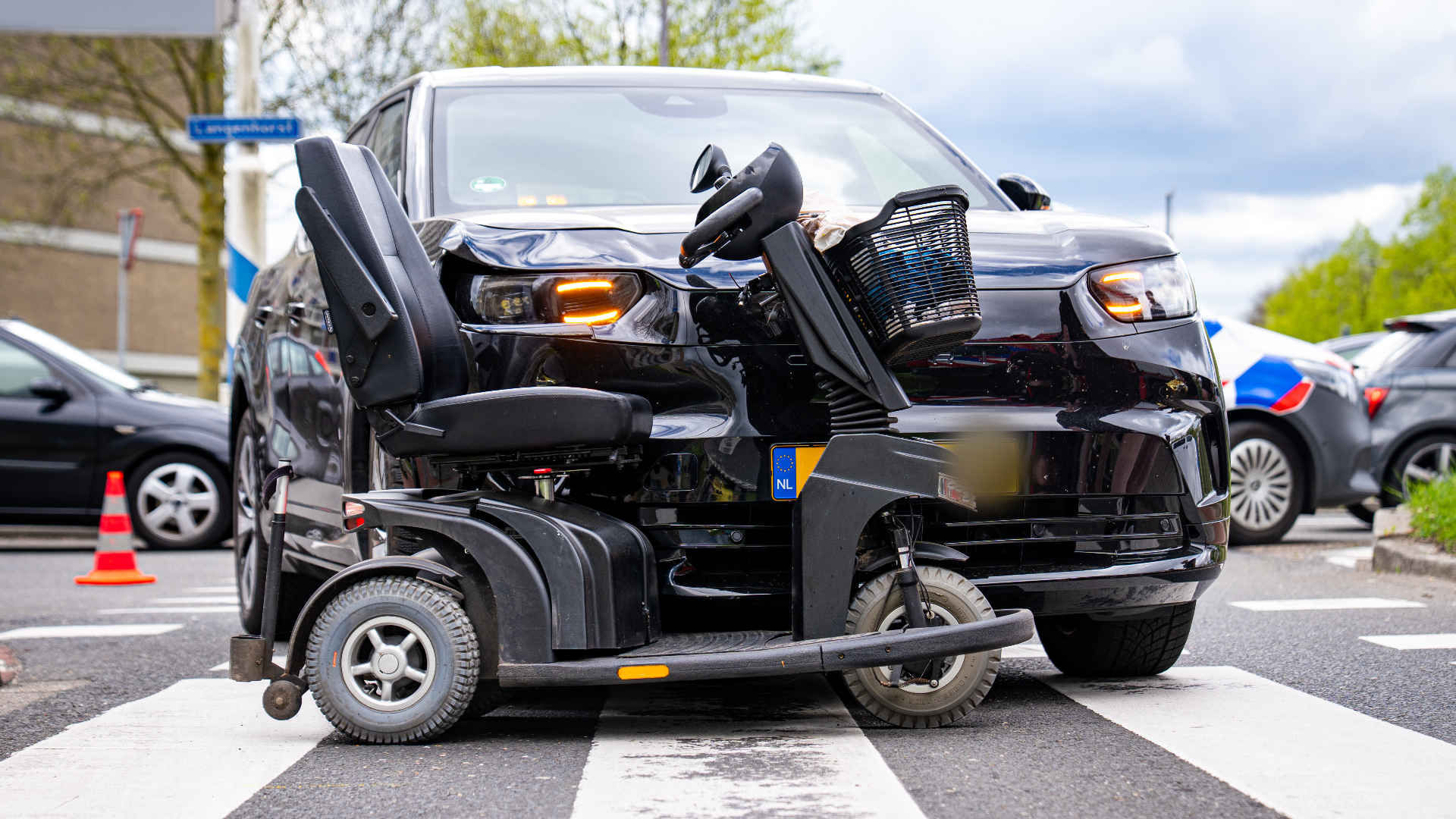 De bestuurder van de scootmobiel is naar het ziekenhuis gebracht.