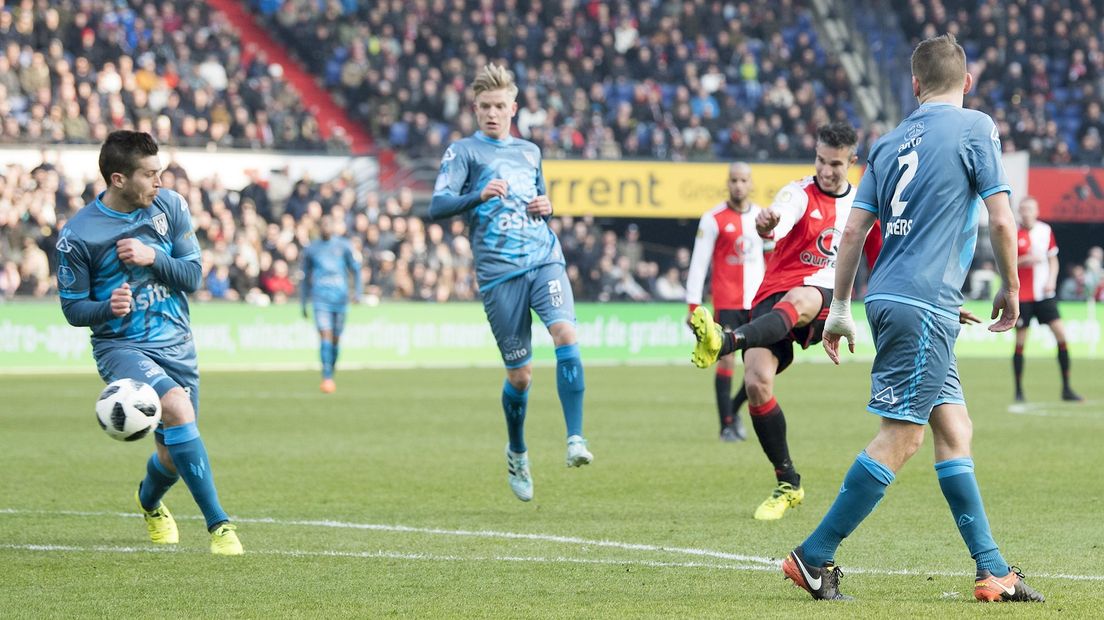 Van Persie schiet de enige treffer binnen