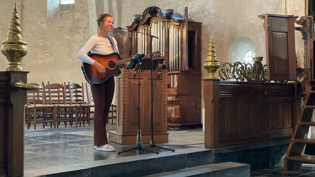 Zangeres Josien Bakker zingt nummers van Ede Staal in de Petruskerk in Leens