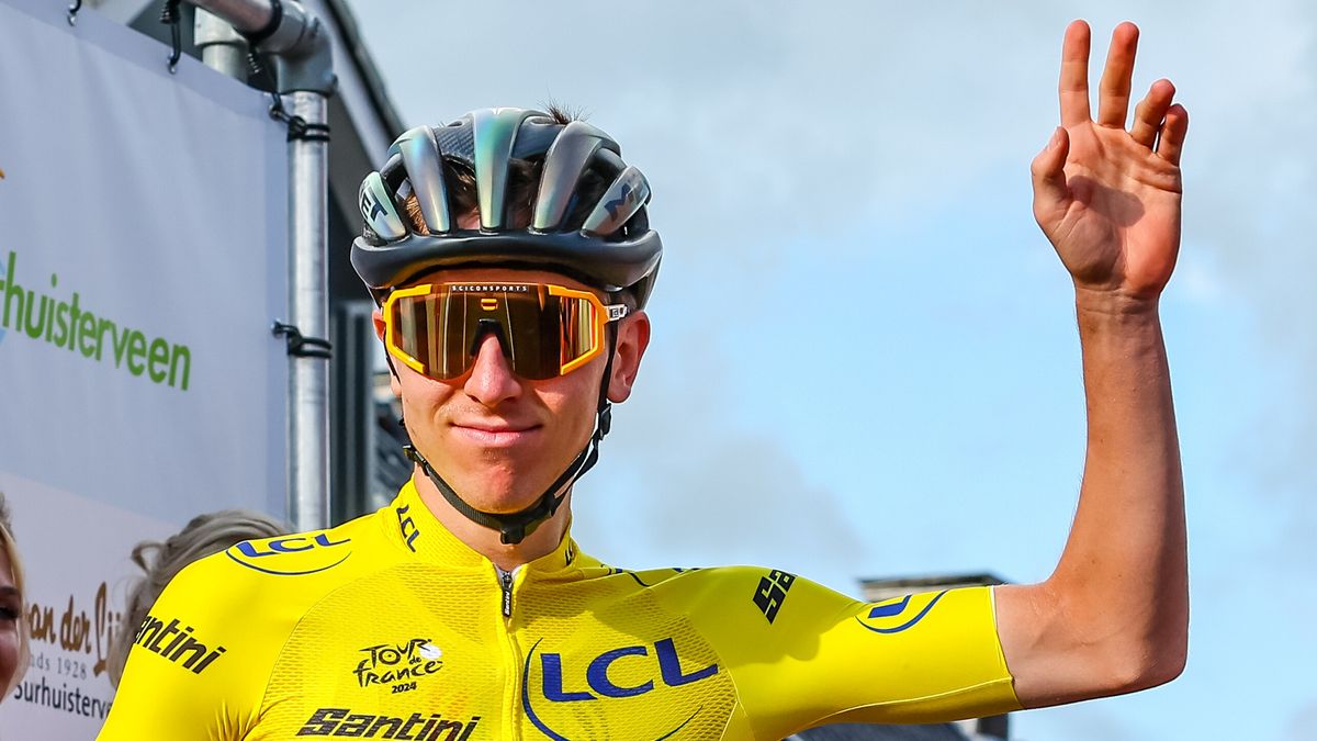 Tourwinnaar Tadej Pogacar wint 42e Profronde van Surhuisterveen