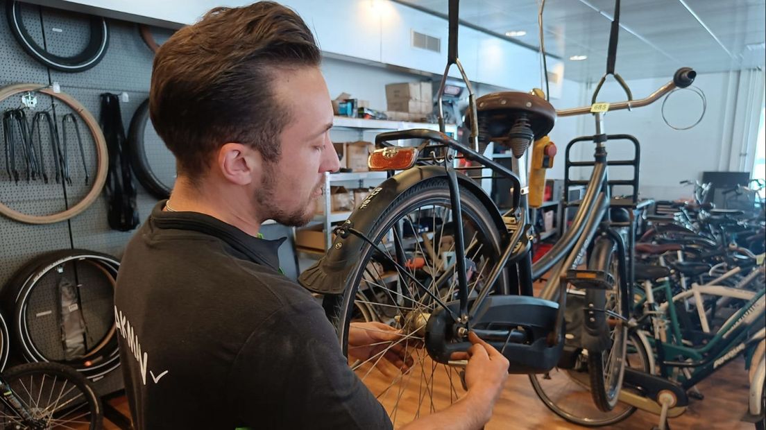 Van der Zeijden die een fiets maakt