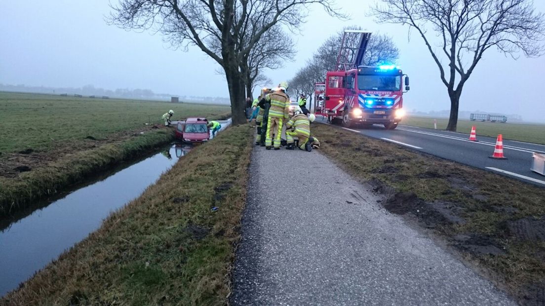 Auto in sloot bij eenzijdig ongeluk in Scheerwolde