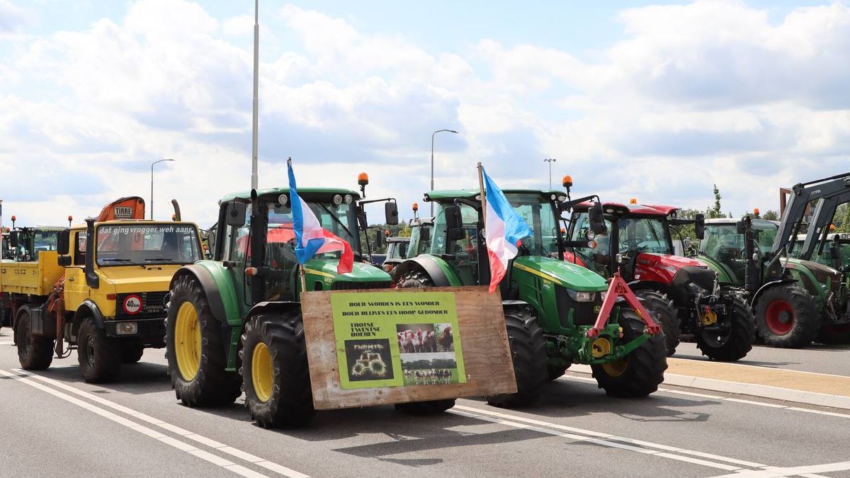 Boerenprotest met 150 trekkers in Deurningen: weg naar Enschede dicht