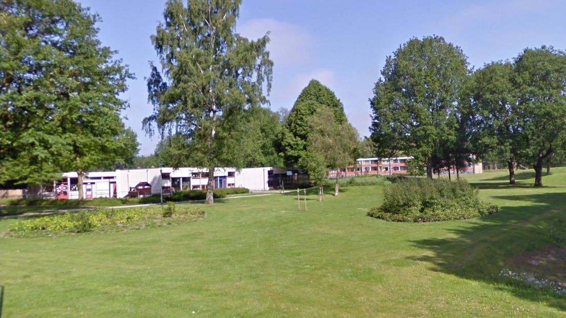 De voormalige basisschool in Angelslo die verbouwd wordt (Rechten: Google Streetview)