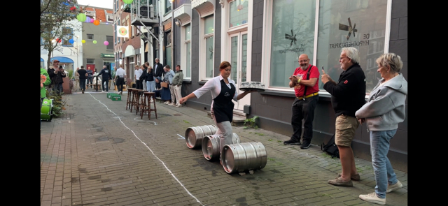 ‘Verstand op nul en gaan’: eerste kelnerrace zorgt voor strijd in Terneuzen