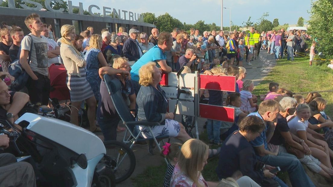 Honderden bezoekers zien deelnemers zwoegen tijdens Obstacle Run Staphorst