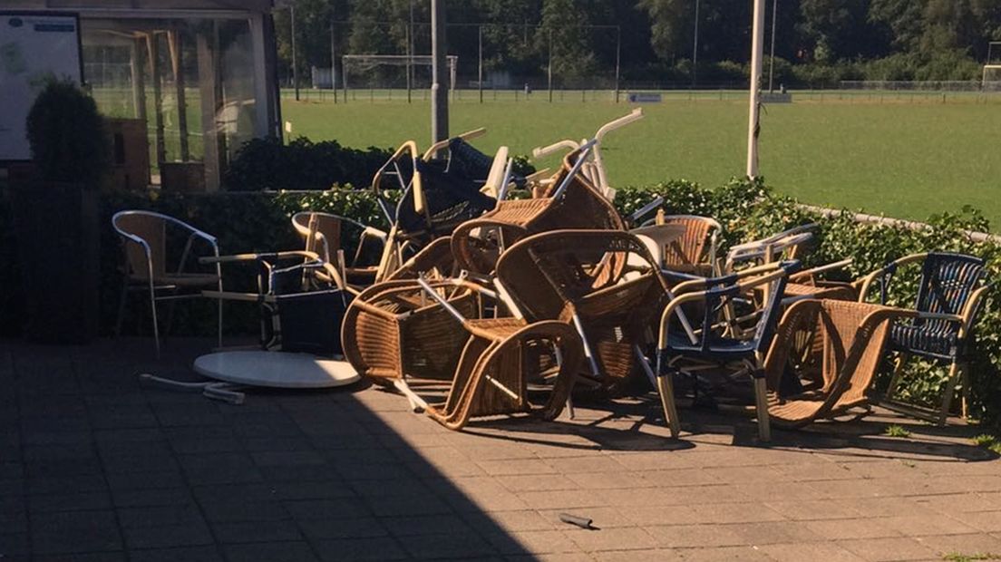 De vandalen hebben onder andere het terras onder handen genomen (Rechten: VV Leo).