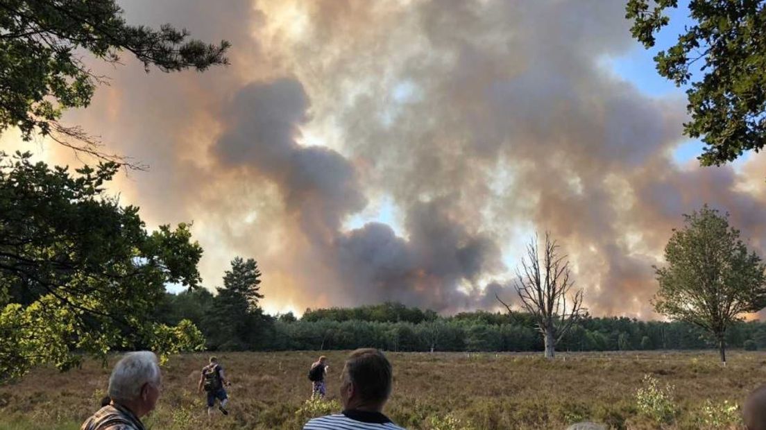 Op het Artillerie Schietkamp bij Oldebroek heeft zondag een grote heidebrand gewoed. Volgens de veiligheidsregio ging het om een gebied van zo'n 200 bij 600 meter.