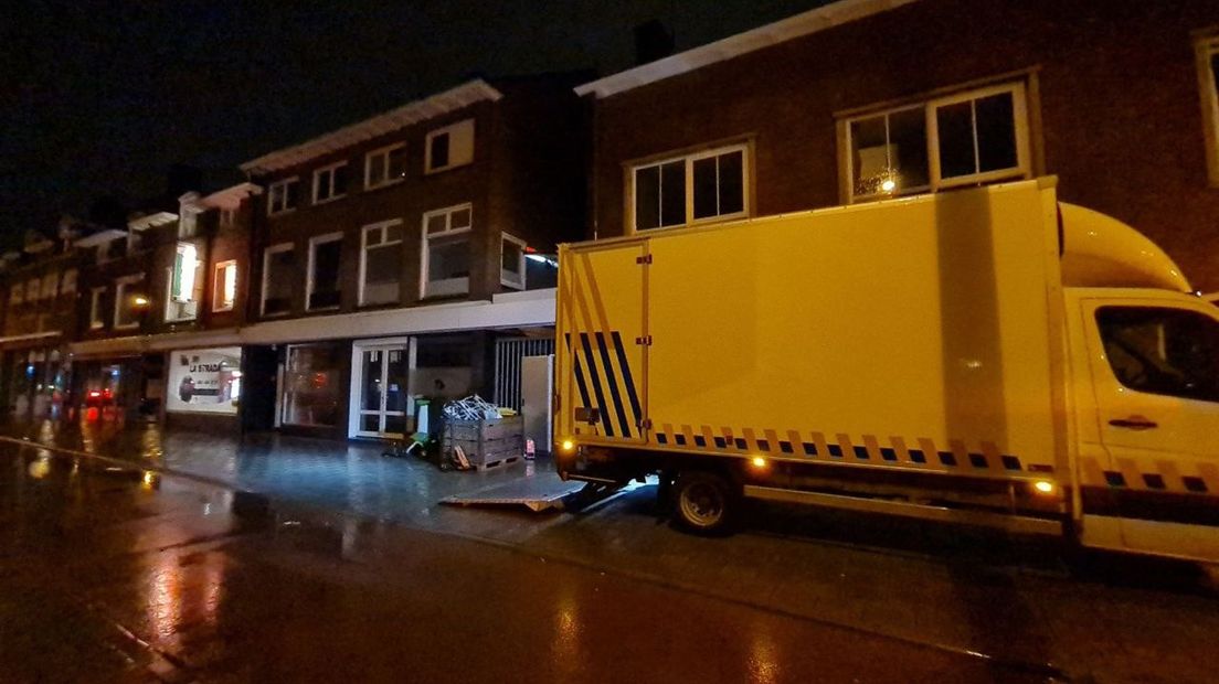 Van een zestigtal woningen in Enschede is vanavond de stroom afgesloten na de vondst van een hennepkwekerij.