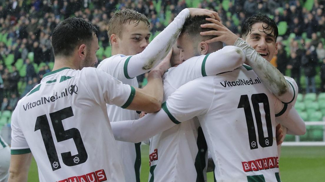 FC Groningen-spelers vieren een feestje in de wedstrijd tegen VVV