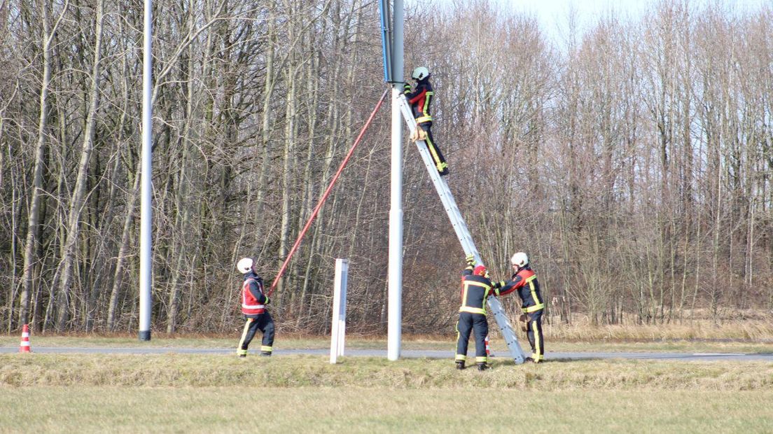 De brandweer moest in Assen een verkeersbord vastmaken (Rechten: Van Oost media)