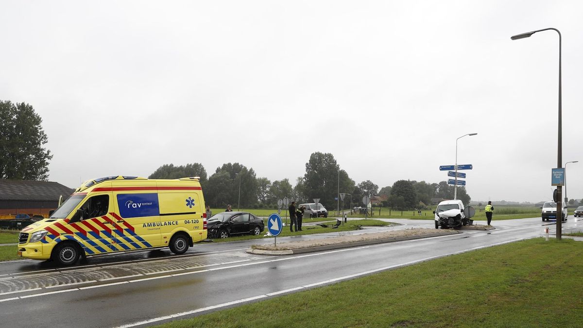 Twee gewonden bij frontale botsing auto's in Kamperveen