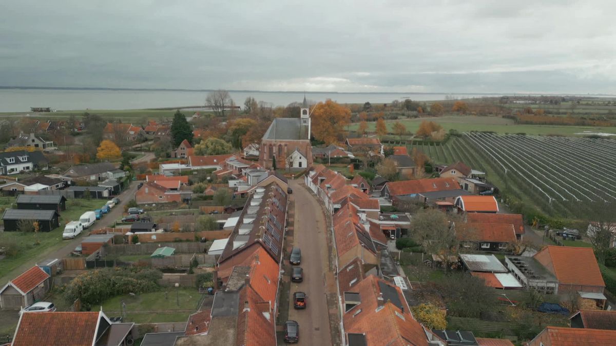 Overhandiging petitie voor het behoud van basisschool in Hoedekenskerke