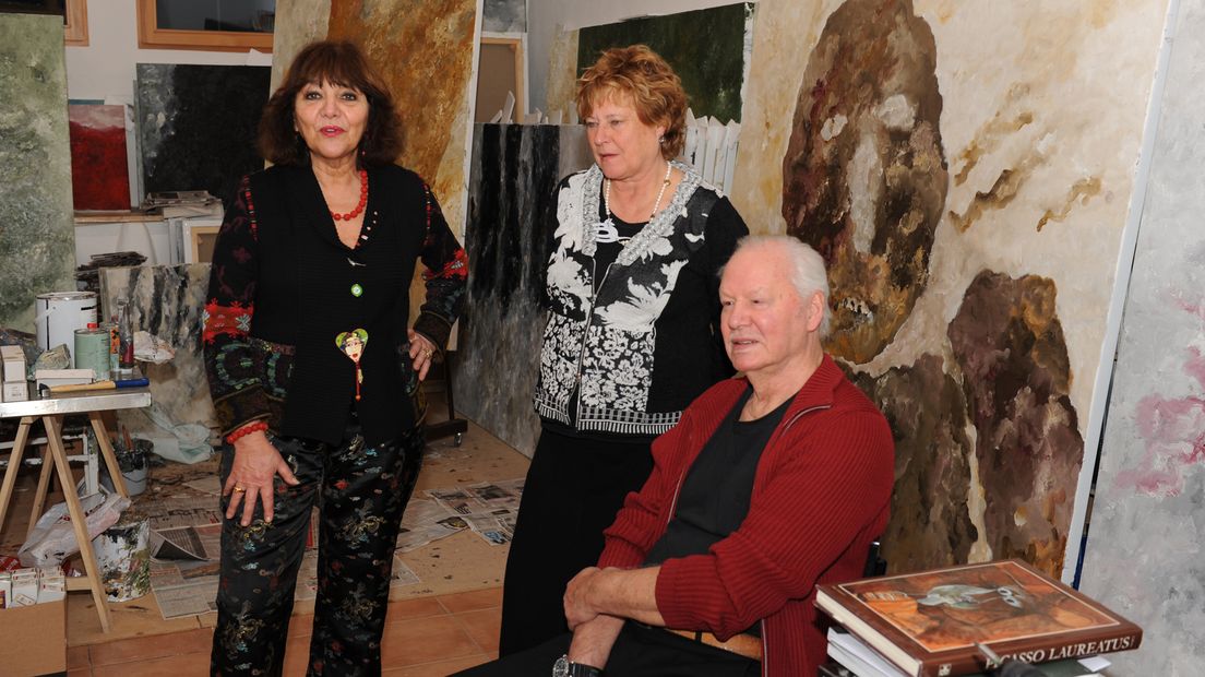 Armando met vriendin Conny Meslier (links) en voormalig burgemeester Albertine van Vliet van Amersfoort (midden) in zijn atelier in Duitsland.