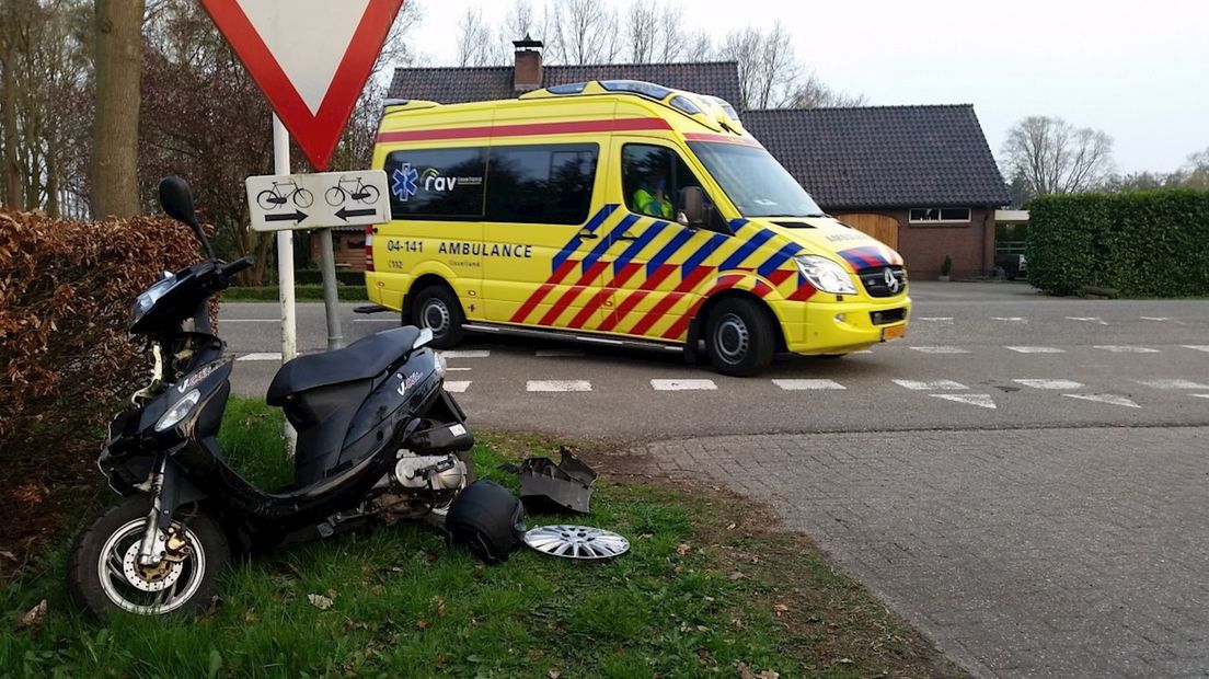 Automobilist rijdt jonge vrouw op scooter aan