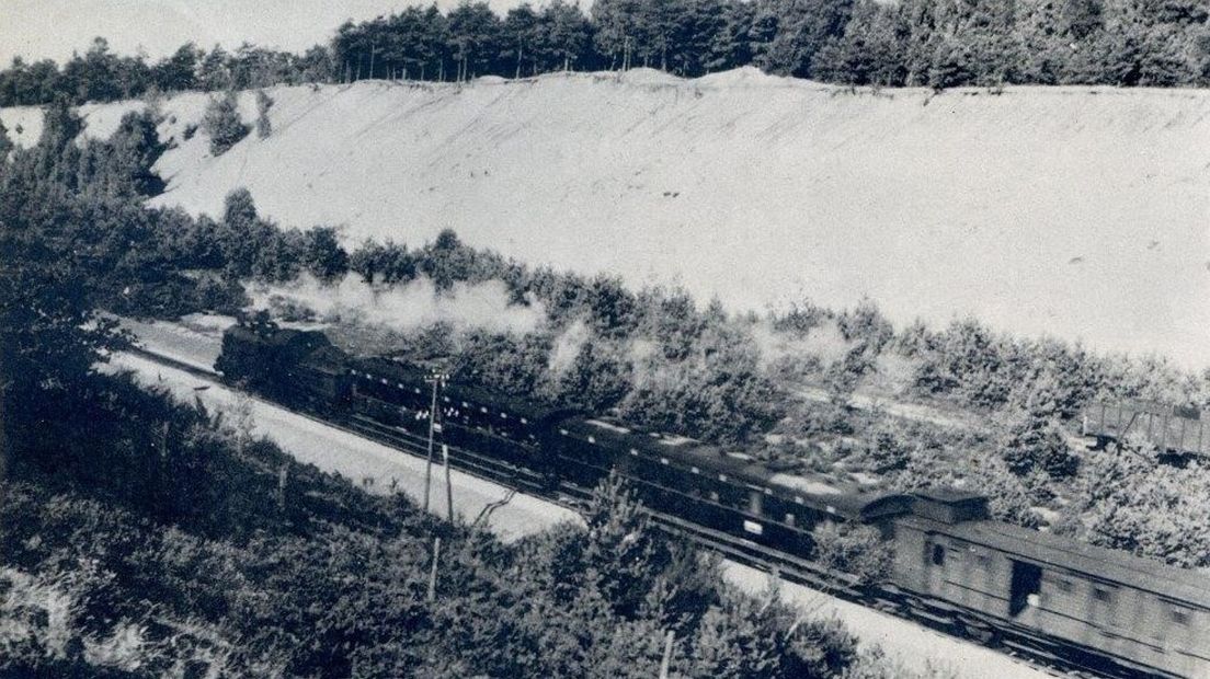 De spoorlijn Zwolle - Almelo, dwars door de toen nog kale zandhellingen van het ravijn