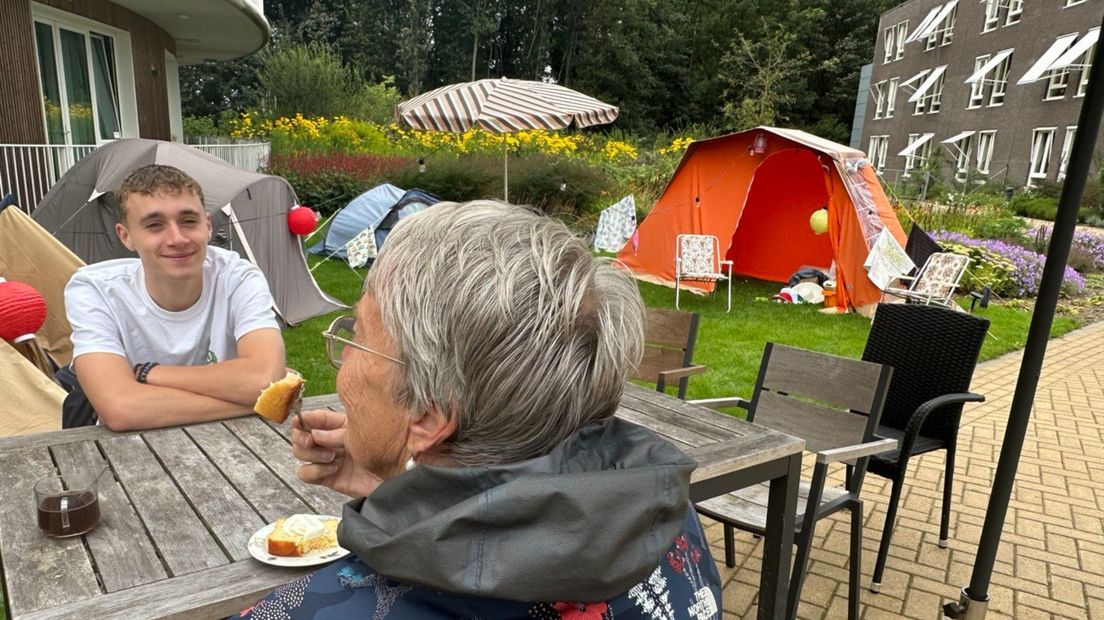 Bij verpleeghuis Oranje Nassau's Oord is een tijdelijke camping opgezet.