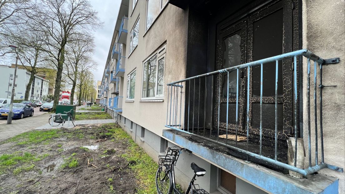 Het balkon van de getroffen woning na de brand