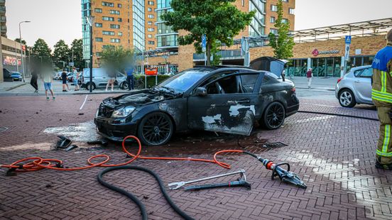 Rijdende auto vliegt in brand | Twee personen naar ziekenhuis na botsing. Rijdende auto vliegt in brand | Twee personen naar ziekenhuis na botsing.