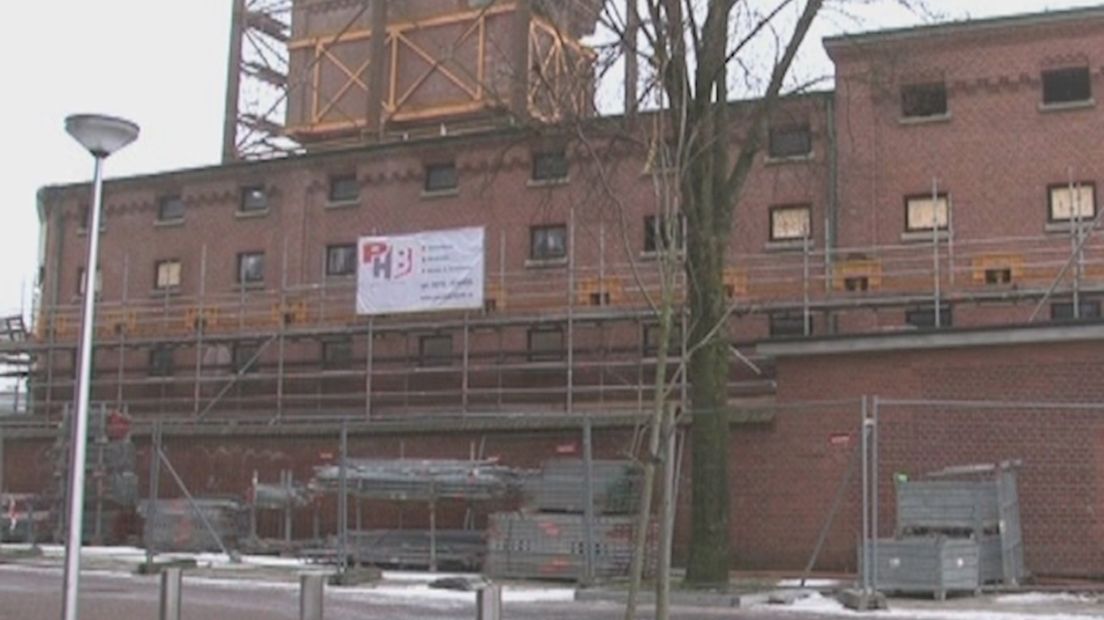 Balengebouw Roombeek wordt gelift