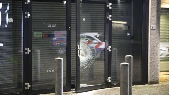 Fotozaak doelwit inbraak, gat in toegangsdeur