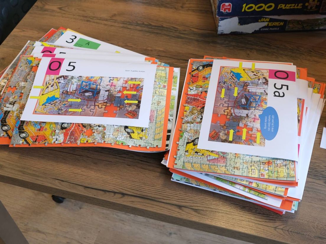 De gelegde puzzels krijgen kleuren, codes en pijltjes om het zoeken makkelijker te maken