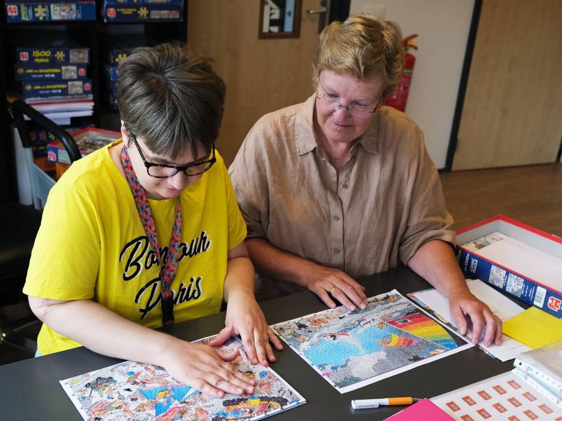 Marijke en Elja controleren gelegde puzzel. Als ze compleet zijn, kunnen ze met certificaat worden verkocht
