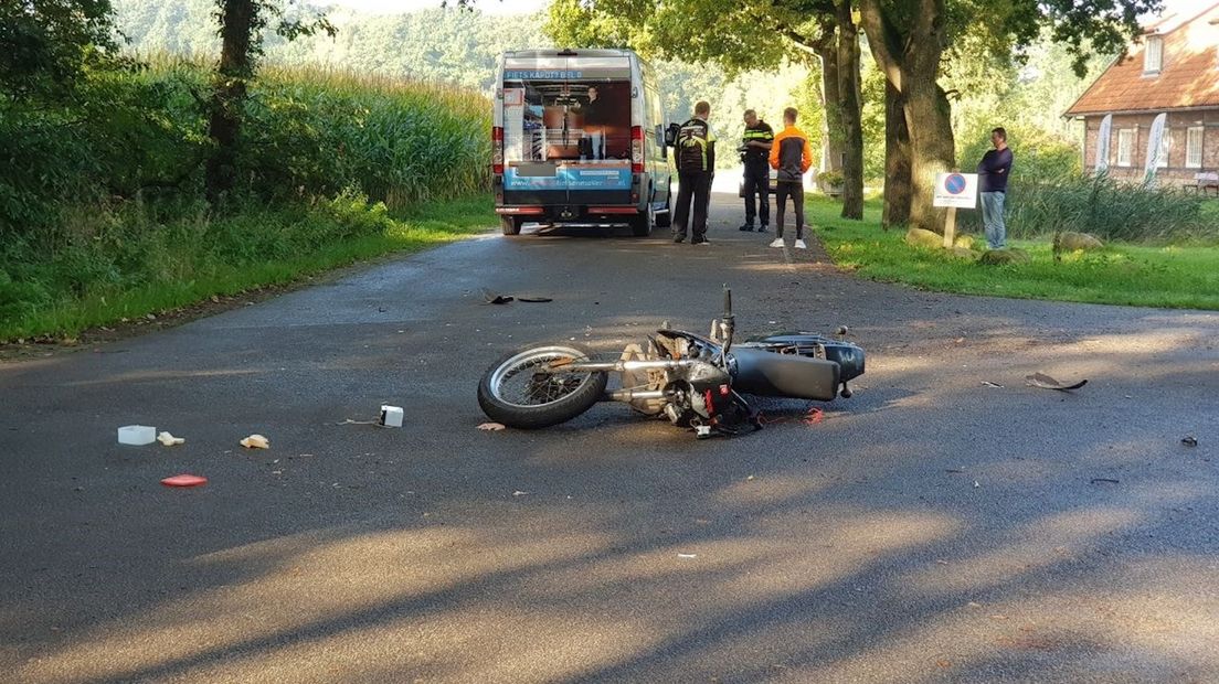 De motorrijder is met letsel naar het ziekenhuis vervoerd