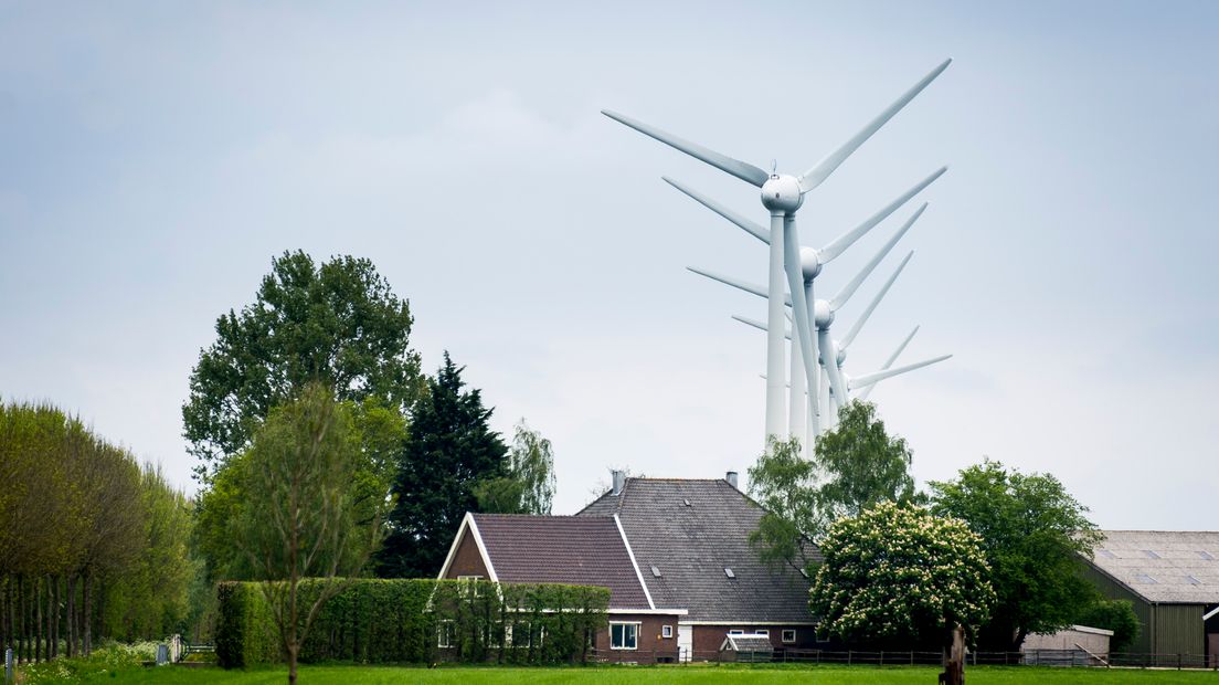 Windmolens in het landschap.