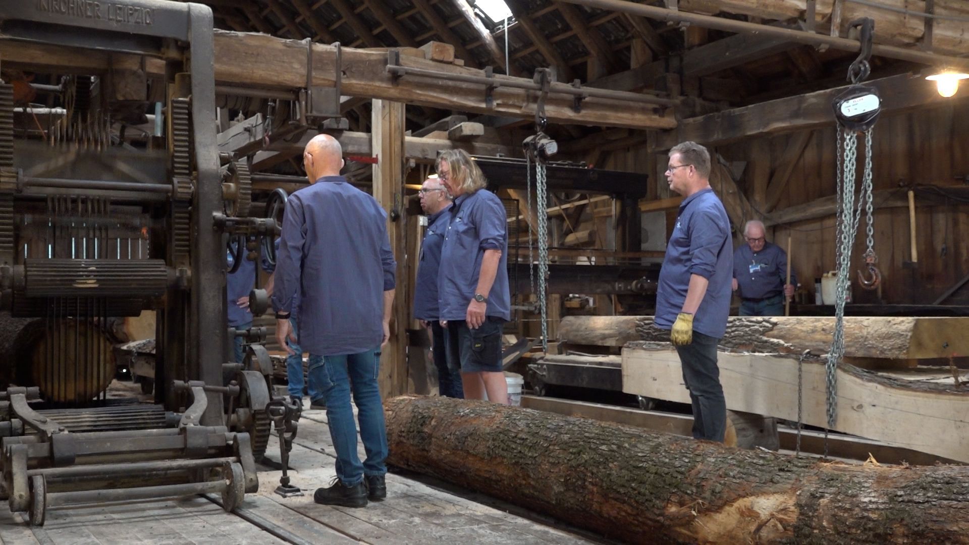 Vrijwilligers aan het werk bij stoomhoutzagerij in Groenlo