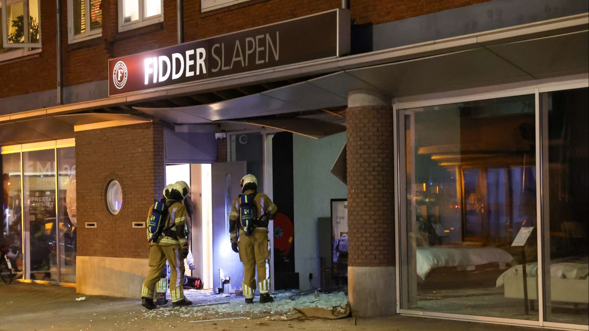 Explosie blaast ruiten uit beddenwinkel