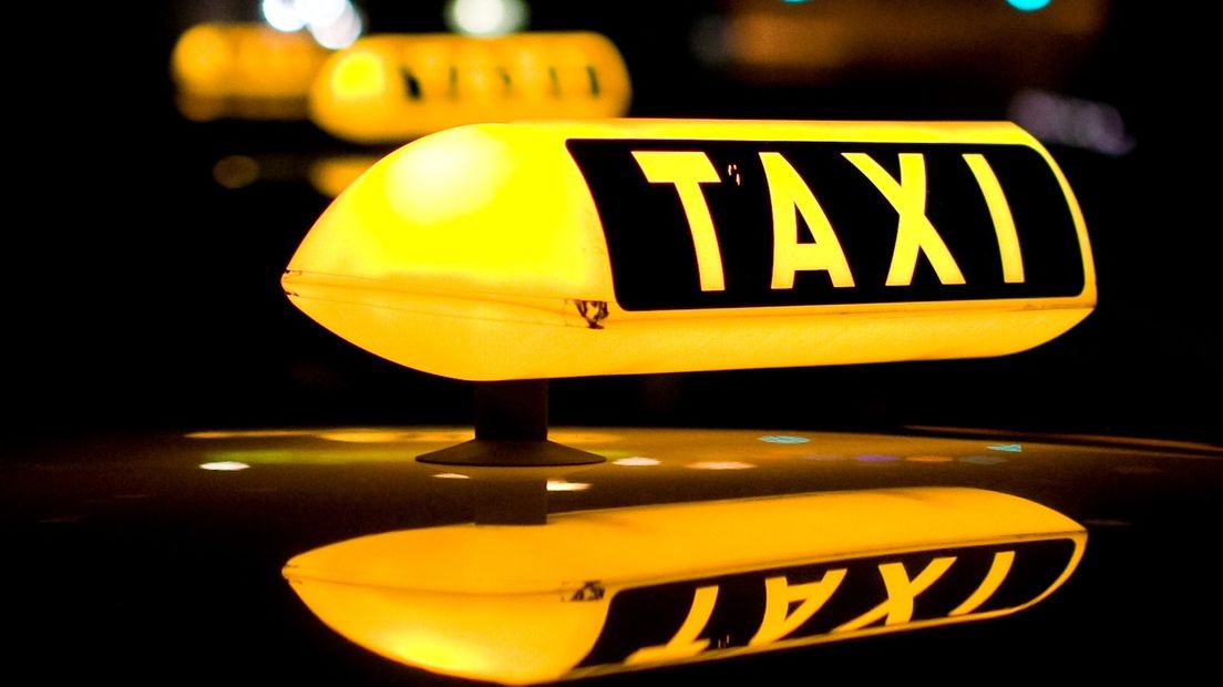 In Groningen is vannacht een taxichauffeur mishandeld en bedreigd.