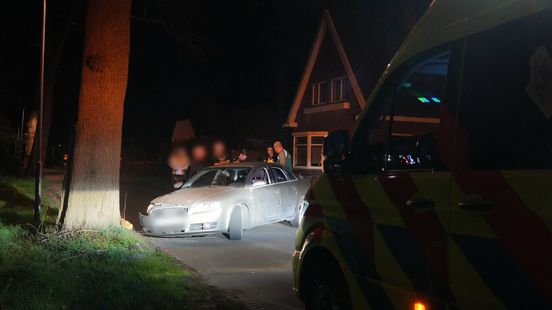 Omstanders laten bestuurder niet gaat na botsing in Gieten. Omstanders laten bestuurder niet gaat na botsing in Gieten.