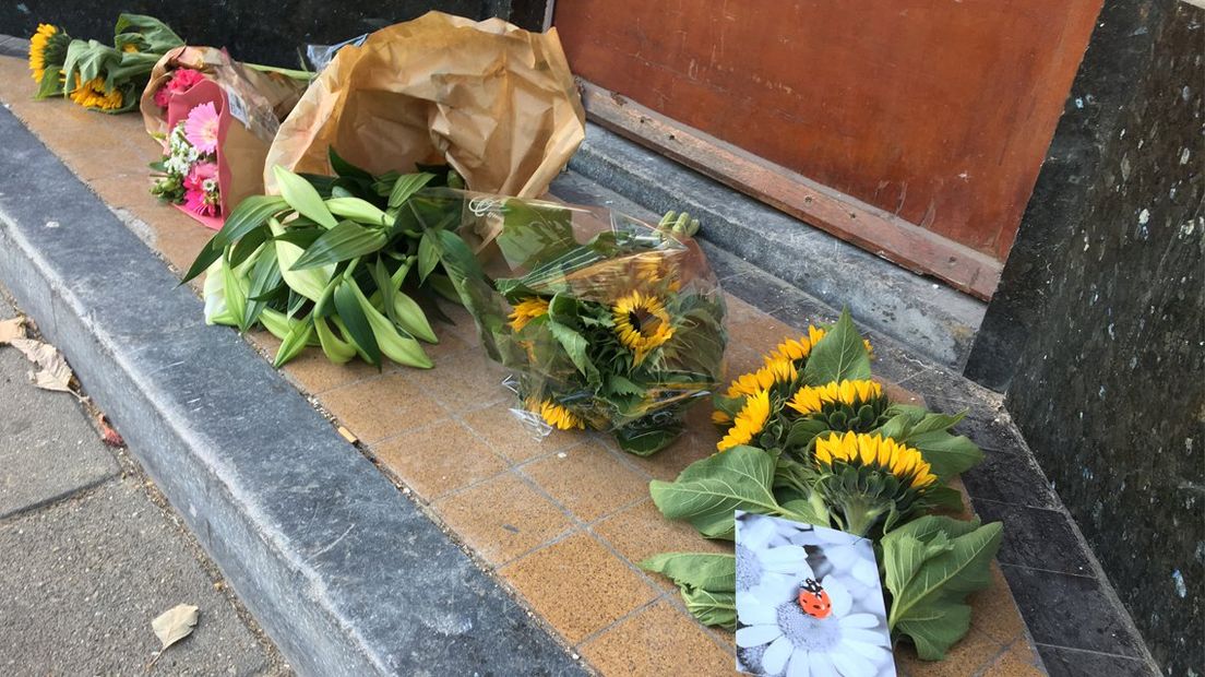 Op de plek van de mishandeling liggen bloemen