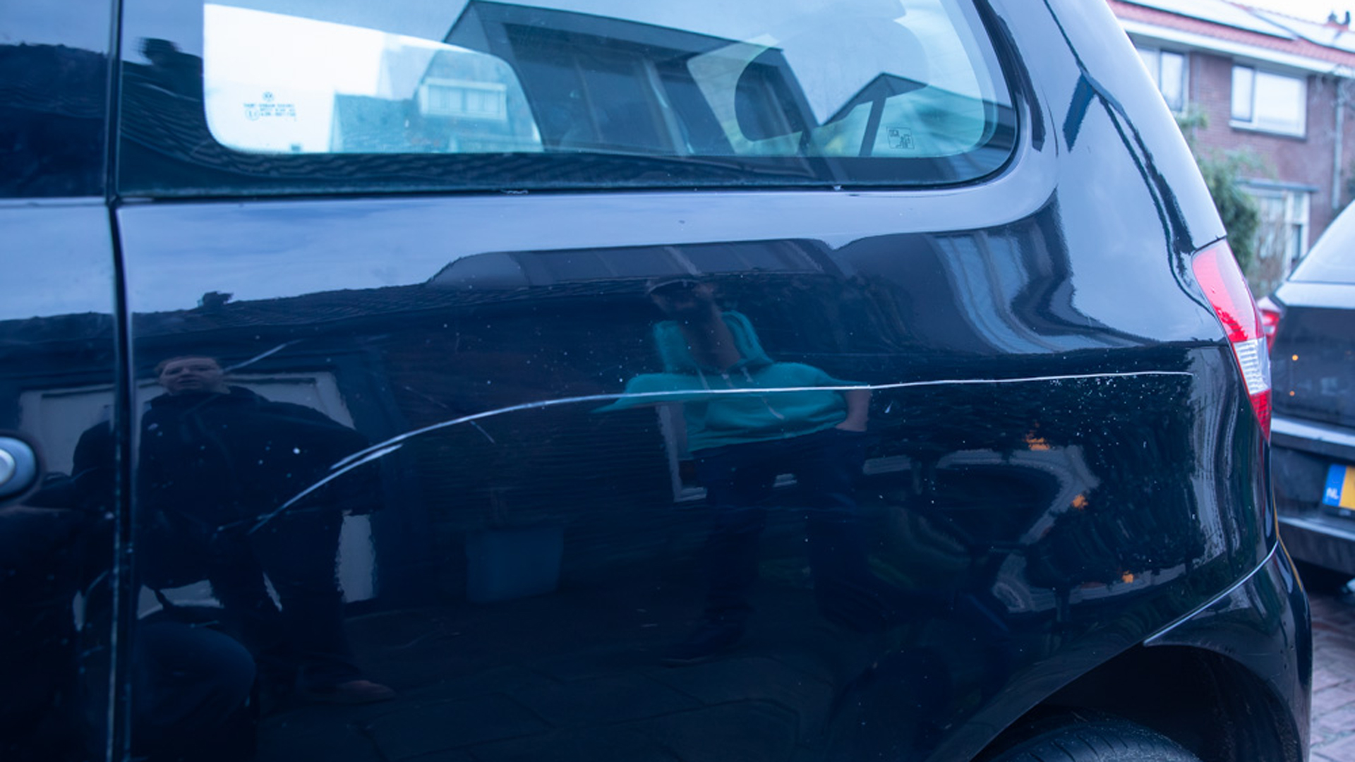 Kinderen van 6 en 8 op camerabeelden gezien tijdens bekrassen auto's