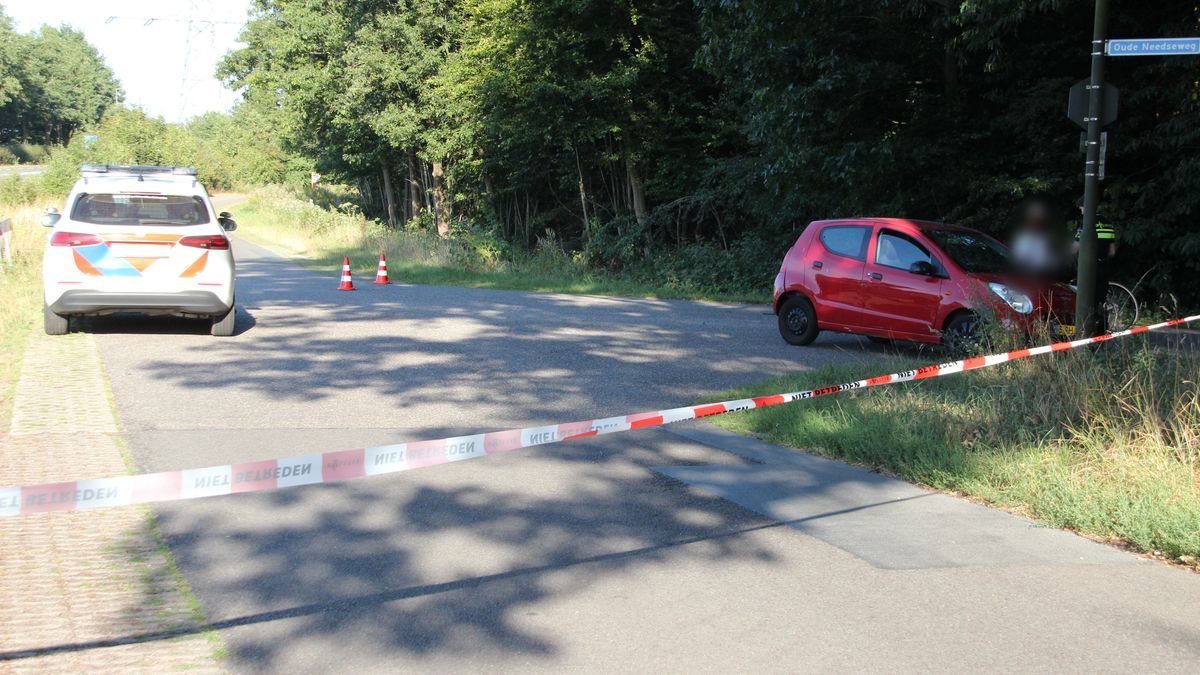 112 nieuws: Fietser met spoed naar ziekenhuis na botsing met automobilist in Markelo