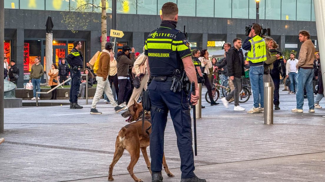 Small Fire in Benschopse Home, Police Warn Against Garden Scatters Police officers with dogs at Utrecht Central Station.