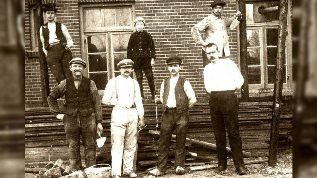 Een foto uit 1913 tijdens de bouw van het gemeentehuis