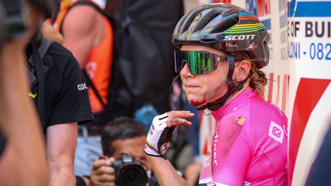 Annemiek van Vleuten na haar valpartij in de Giro Rosa.