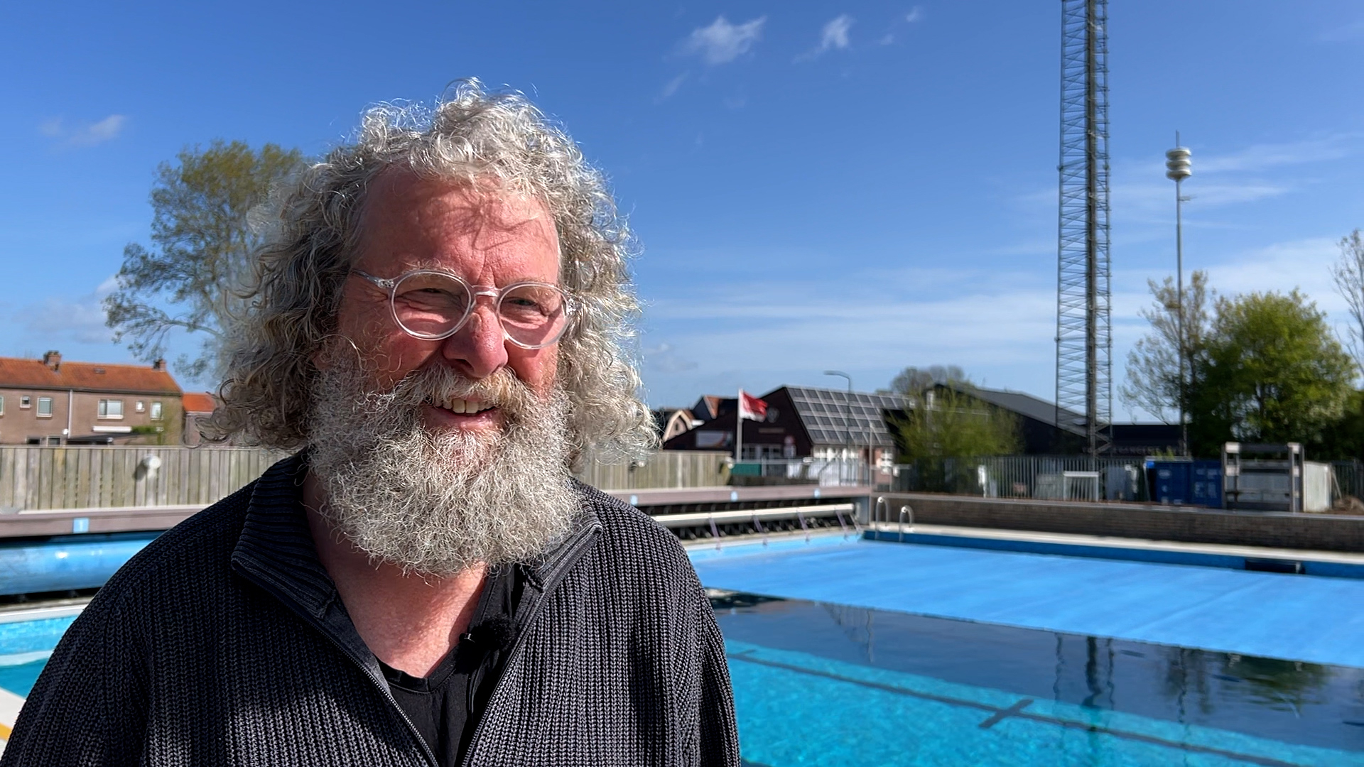 Adrie haat zwemmen, maar zet zich al 30 jaar in voor dorpszwembad