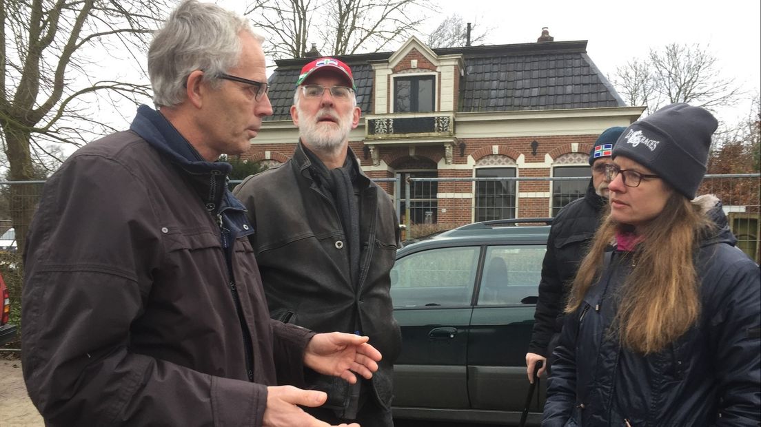 wethouder Pier Prins in gesprek met actievoerder Jolanda Jager.