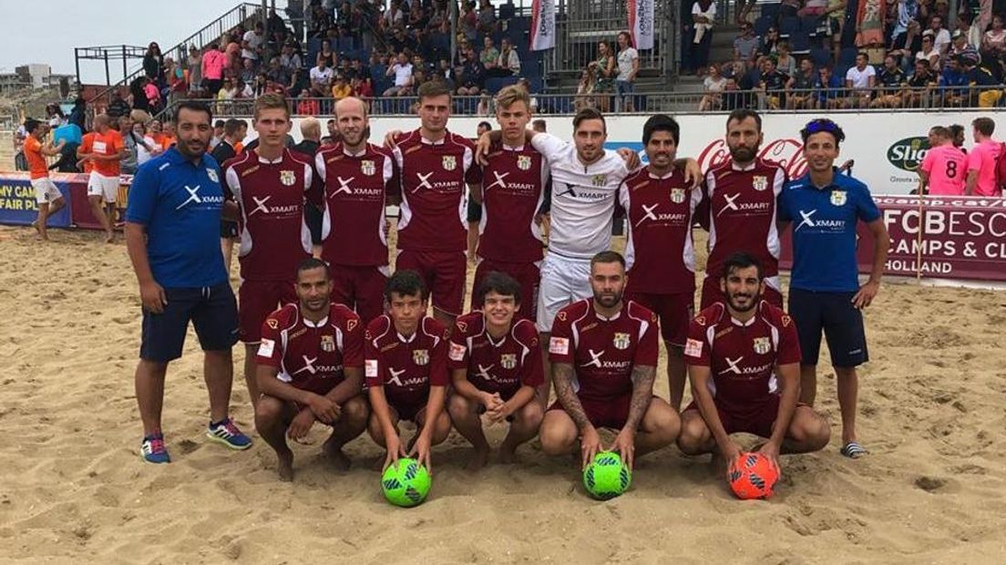 Het elftal van Beach Soccer Zeeland voor aanvang van de finale