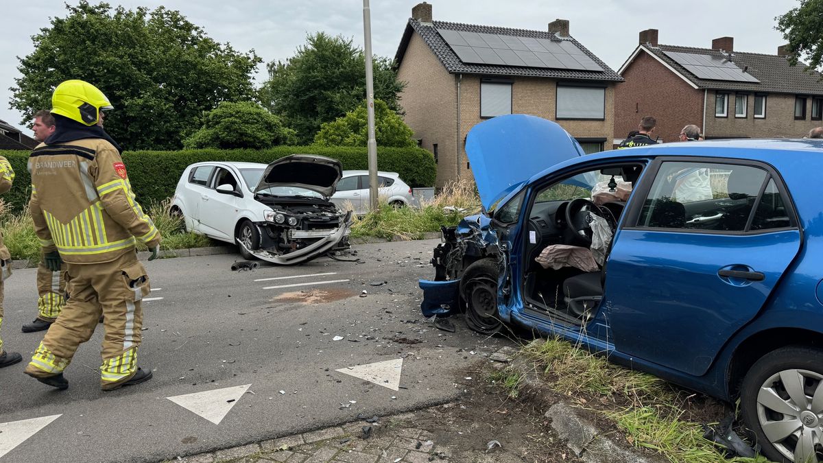 Frontale botsing in Roggel, beide bestuurders gewond