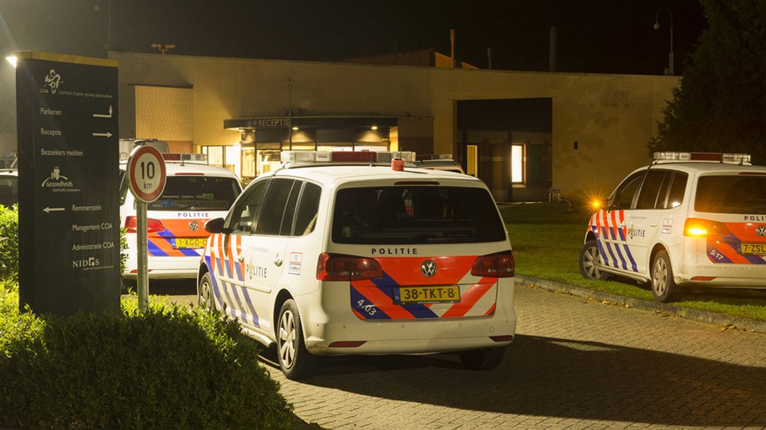 Politie vorige maand bij het azc in Overberg.