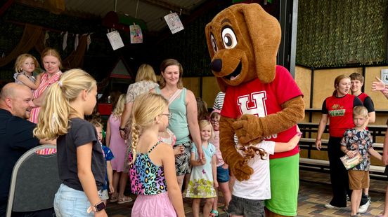 Afzien in een hondenpak: mascottes draaien korte diensten op warme dagen Afzien in een hondenpak: mascottes draaien korte diensten op warme dagen