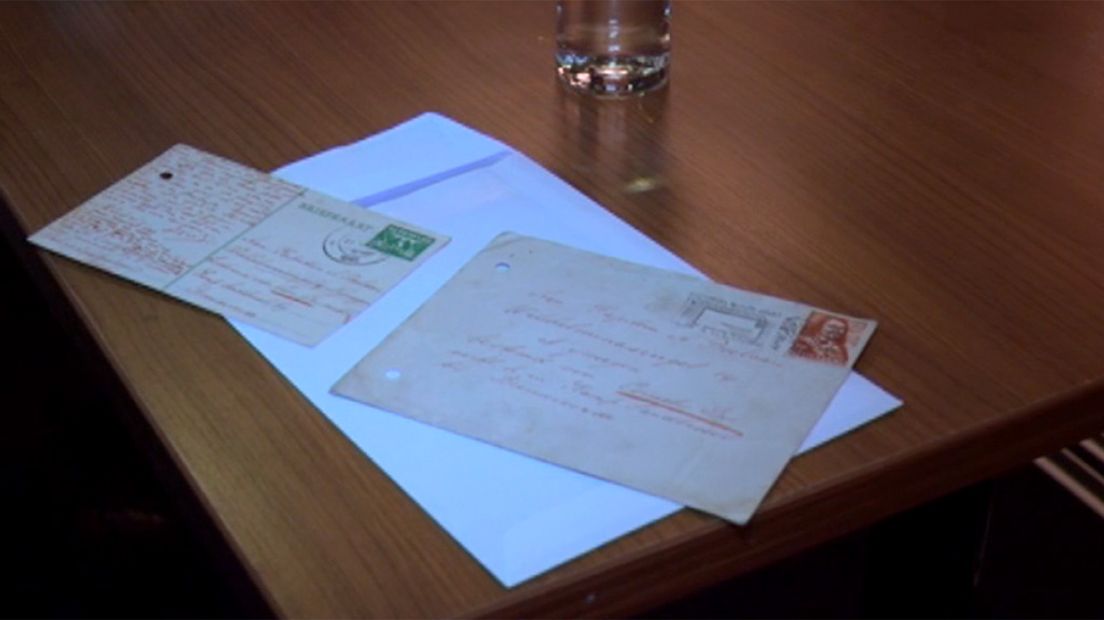 Cor Bos heeft er ruim zeventig jaar op moeten wachten, maar woensdagavond kreeg hij ze eindelijk in Putten: twee brieven die zijn verloofde tijdens de Tweede Wereldoorlog stuurde naar het concentratiekamp waar hij vast zat.