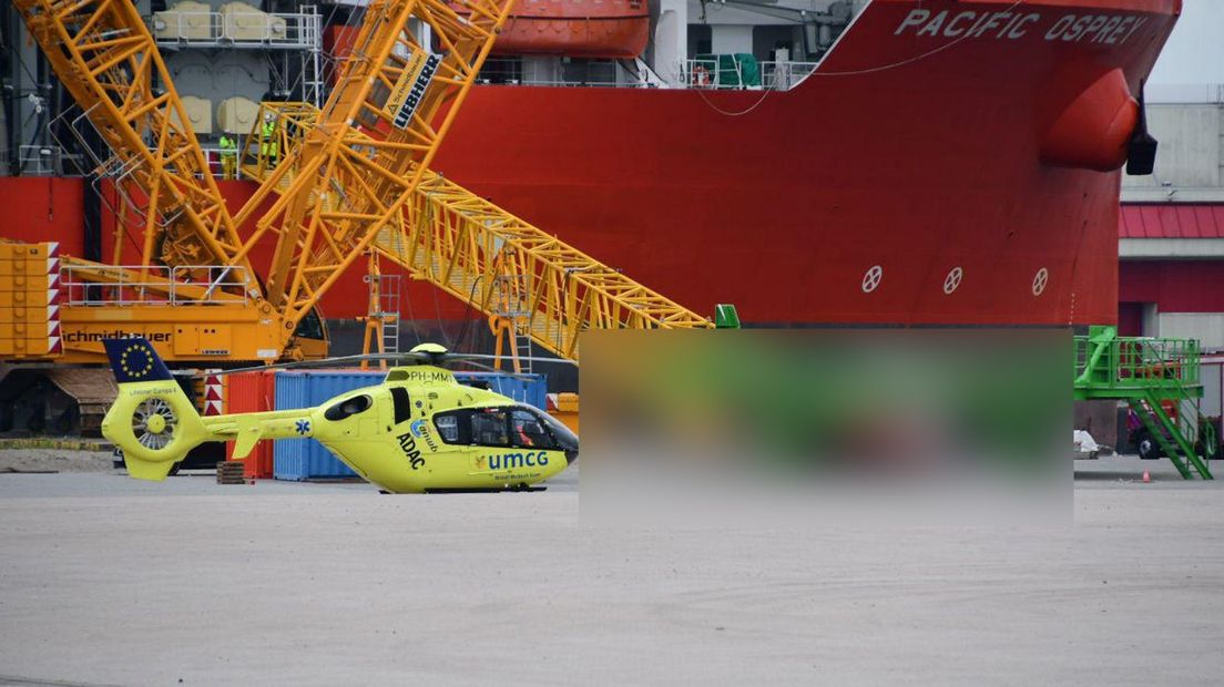 Hulpdiensten aanwezig bij de afgebroken kraan in de Eemshaven.